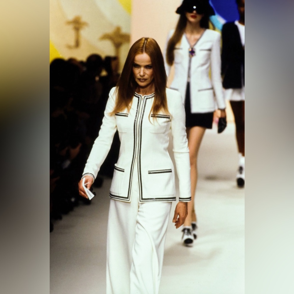 Chanel Vintage S/S 1995 Ivory Ecru Black Gold Zip Tweed 95P Jacket - Picture 2 of 15